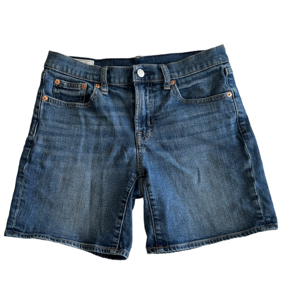 Vintage style mid rise shorts!
Brand: Gap
Size: 26 waist - small
